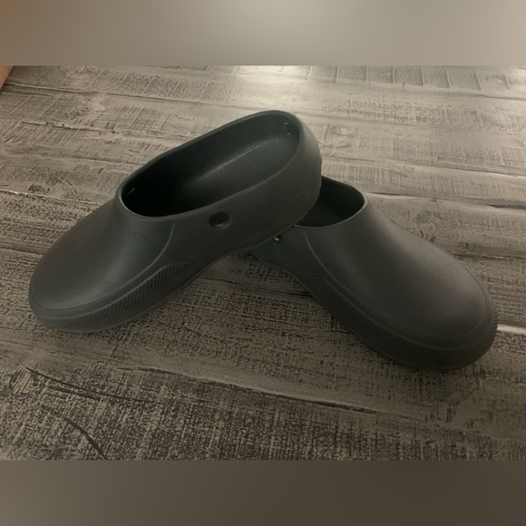 CROCS Strapless Black Slip-On Clogs, Like New, Men’s 7/ Womens 9 Black - Picture 4 of 5